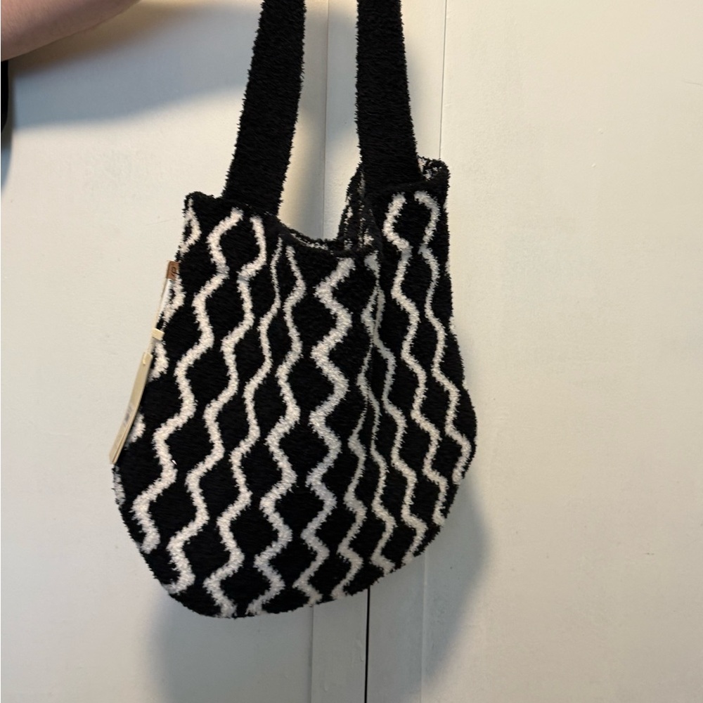 Chic Black and White Zigzag Shoulder Bag